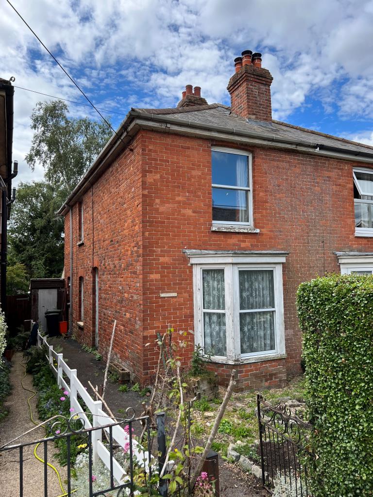 Lot: 82 - THREE-BEDROOM HOUSE FOR IMPROVEMENT -